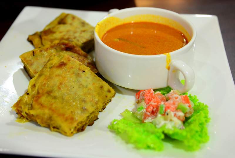 street food of malaysia roti chicken curry